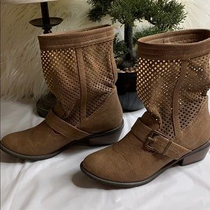 “Restricted” ankle boot